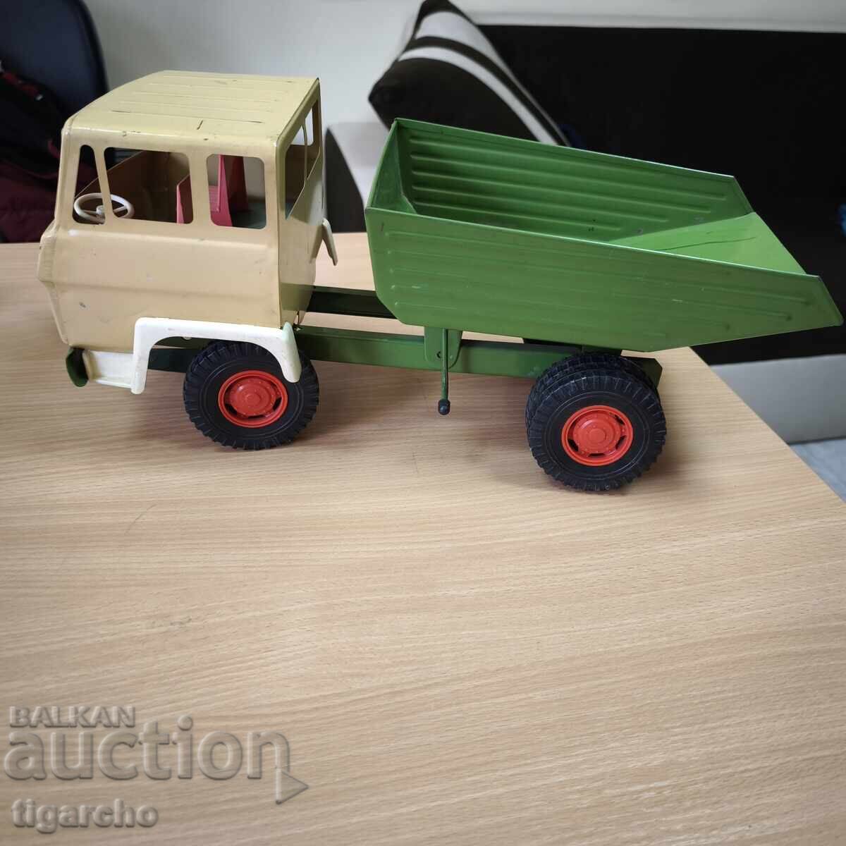 Παλιό μεταλλικό φορτηγάκι