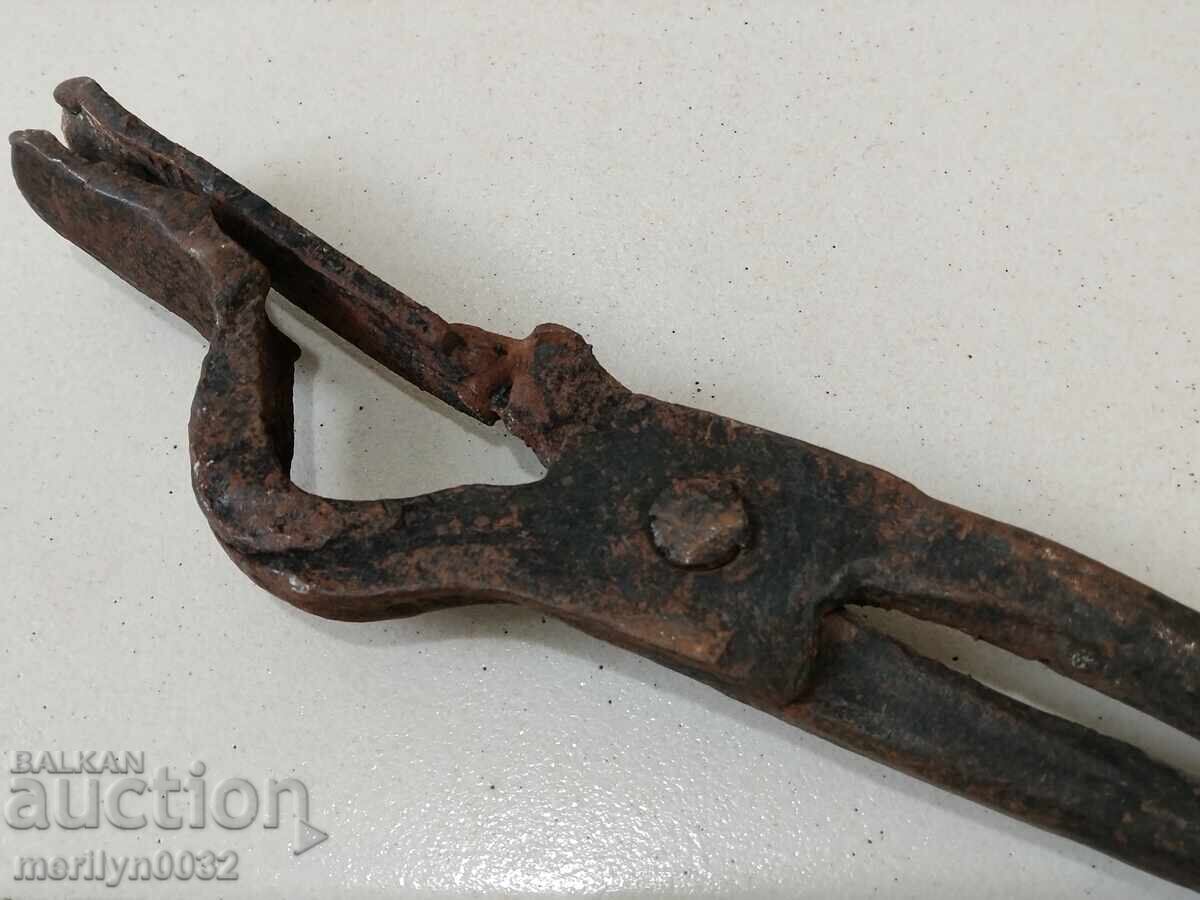Стари ковашки клещи, керпедени, ковано желязо с цена 49.60 лв. | € 25.36