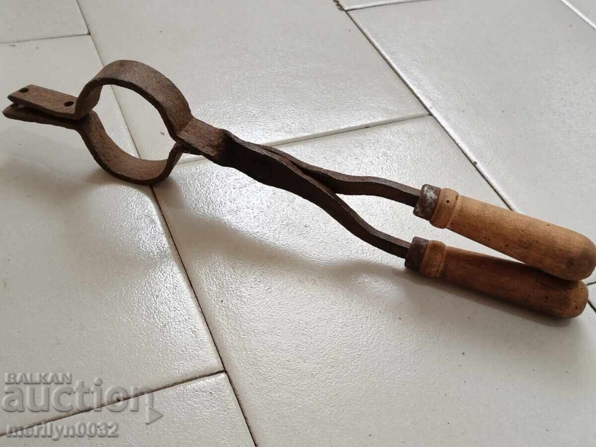 Delivery of Old blacksmith's tongs, shingles, wrought iron