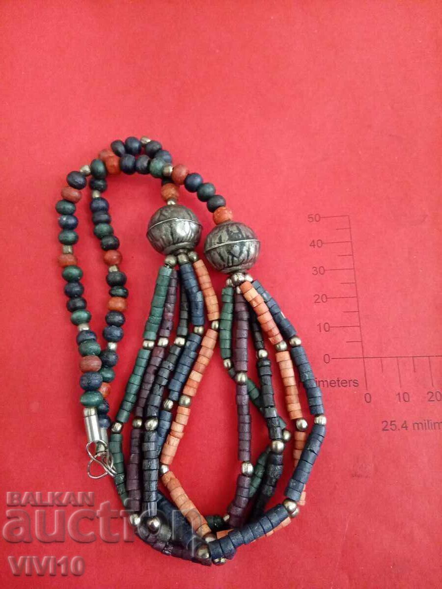 Старинно колие с метални части с цена € 15.34 | 30.00 лв. Старинно колие с метални части с цена € 15.34 | 30.00 лв.