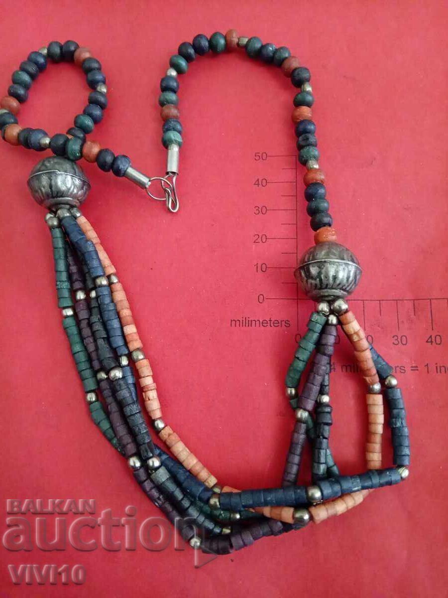 Αρχαίο κολιέ με μεταλλικά μέρη