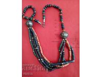 Colier vechi cu părți metalice