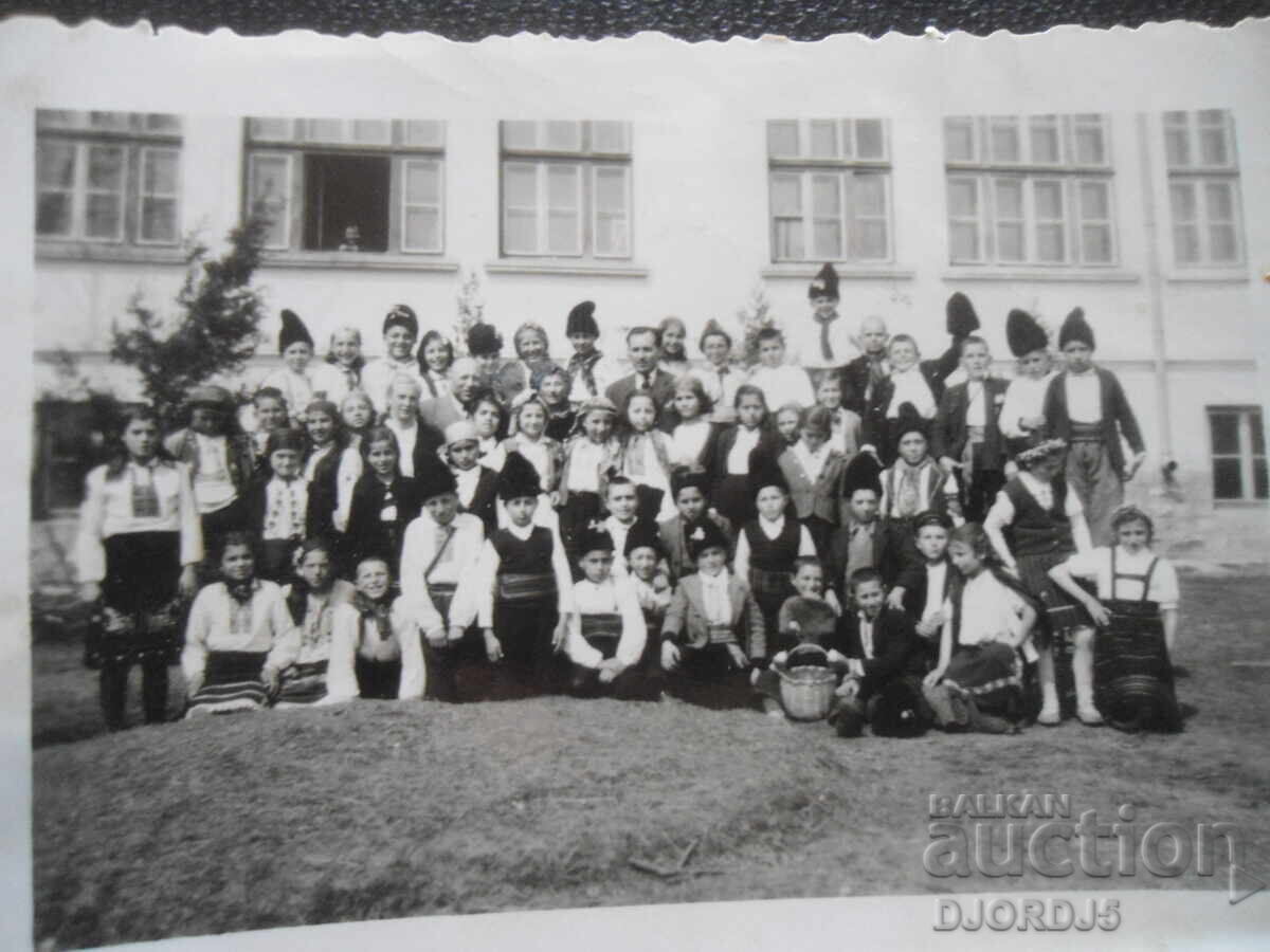 Стара снимка,  IV.1944 год., Лазаров ден, с. Гор. Тръмбешъ