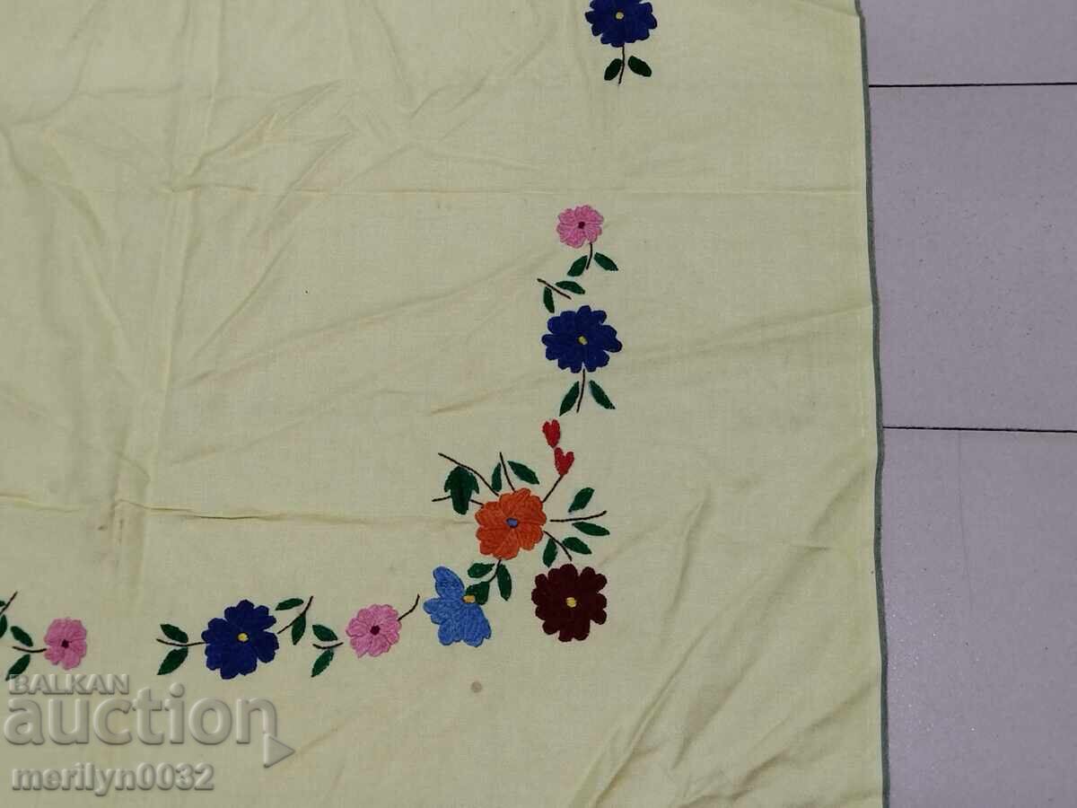 Старо бродирано каре, покривка, мильо, българска бродерия с цена 48.00 лв. | € 24.54 Старо бродирано каре, покривка, мильо, българска бродерия с цена 48.00 лв. | € 24.54