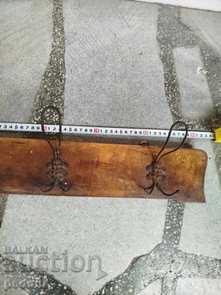 Umeraș vechi din lemn cu preț 29.00 BGN | € 14.83 Umeraș vechi din lemn cu preț 29.00 BGN | € 14.83