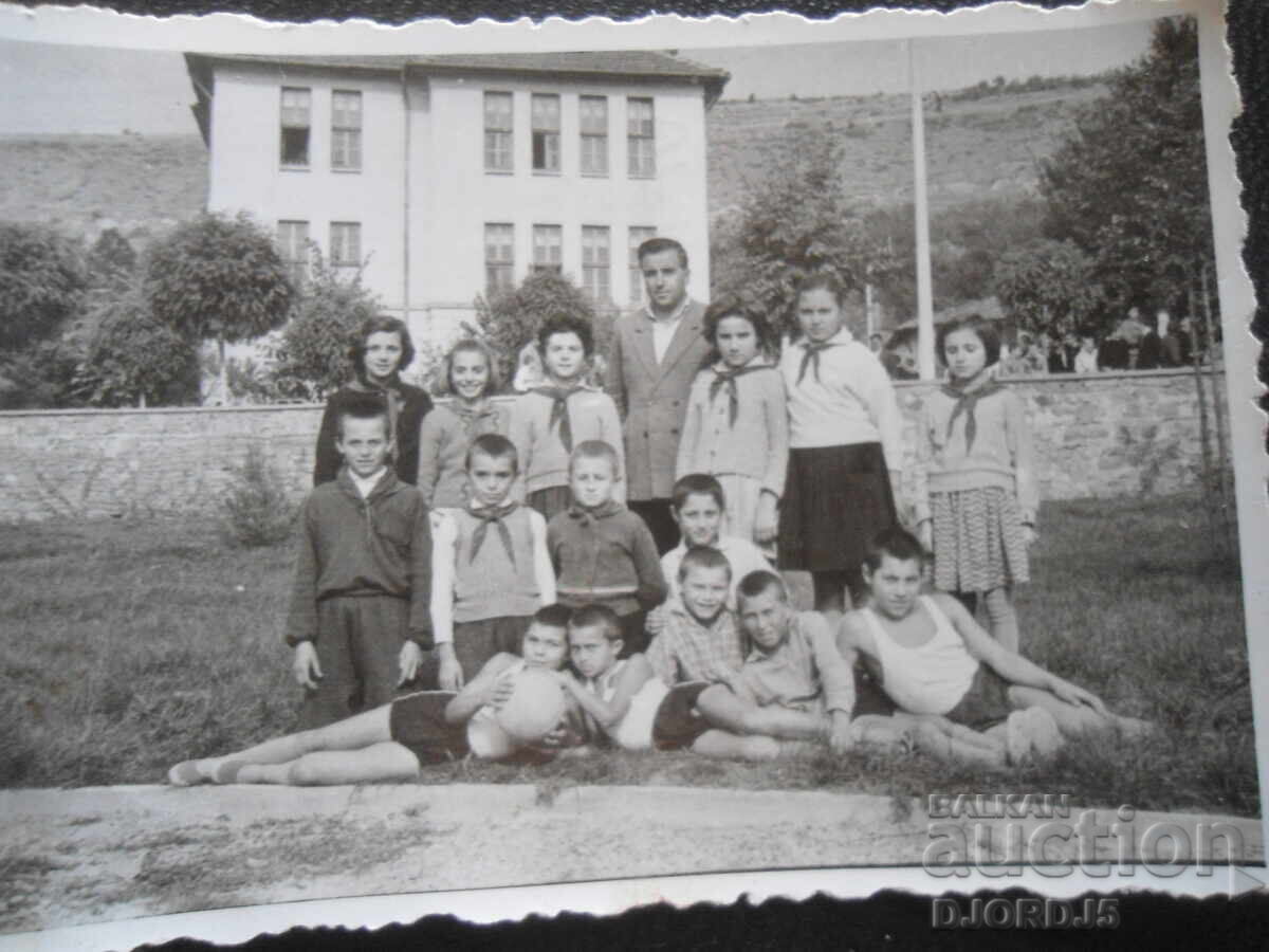 Fotografie veche, 1964, clasa a 5-a Fotografie veche, 1964, clasa a 5-a