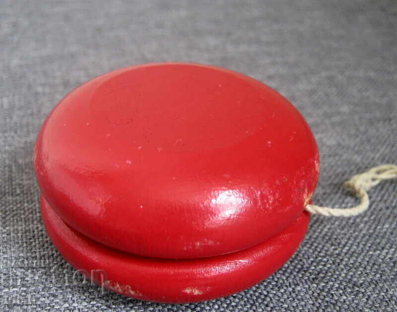 Йо Йо Kalmar Trissan оргинална играчка червено дърво с цена 15.00 лв. | € 7.67