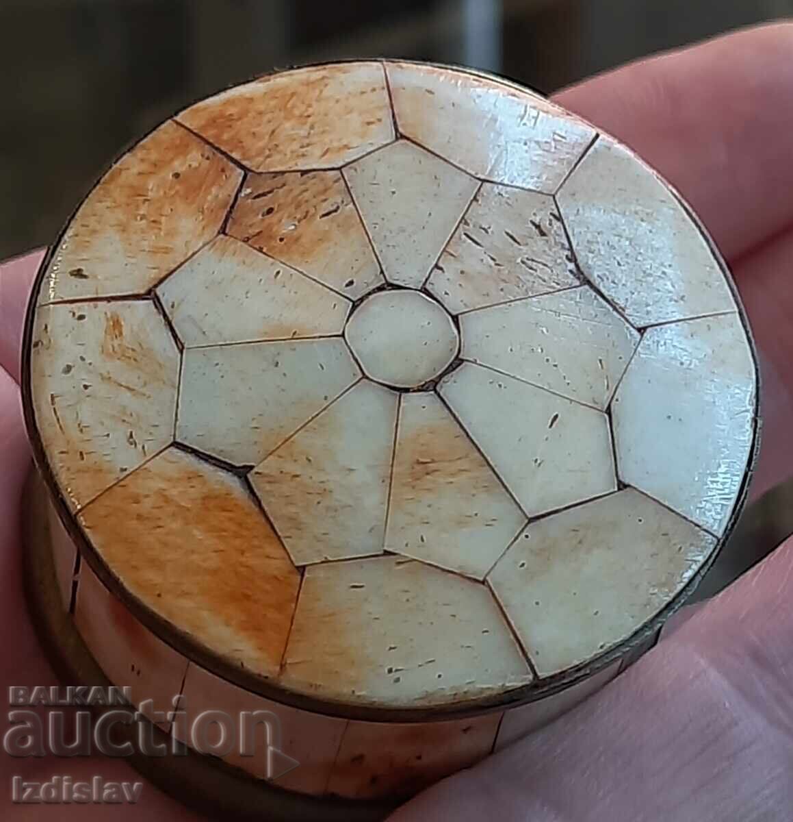 Стара кутийка месинг и кост ,интарзия с цена 60.00 лв. | € 30.68