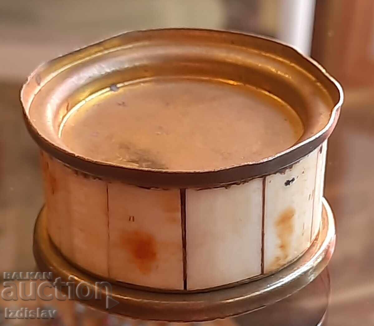 Доставка на Стара кутийка месинг и кост ,интарзия