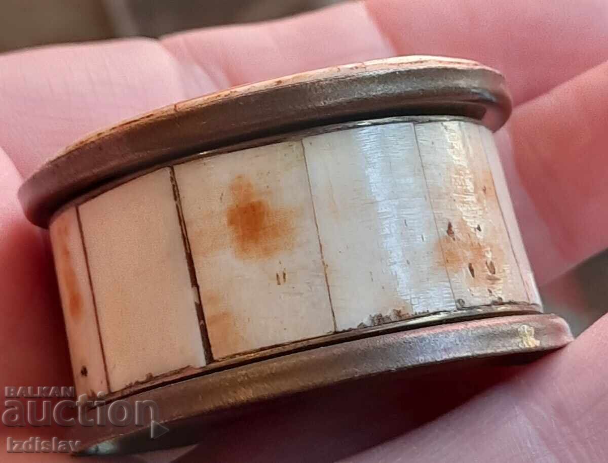 Стара кутийка месинг и кост ,интарзия - 5