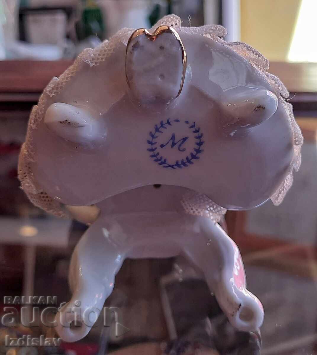 Παλιά πορσελάνινη φιγούρα, μαρκαρισμένη με τιμή 80.00 BGN | € 40.90