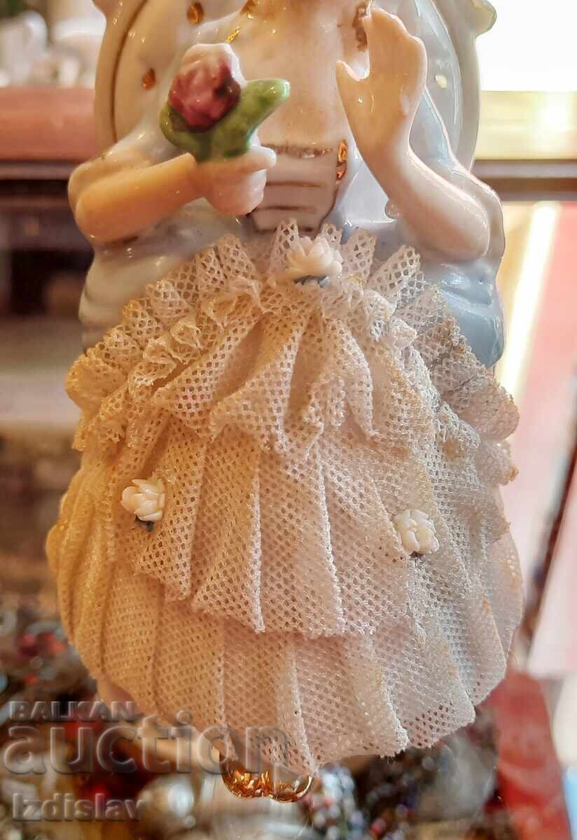 Доставка на Стара порцеланова фигура,маркирана