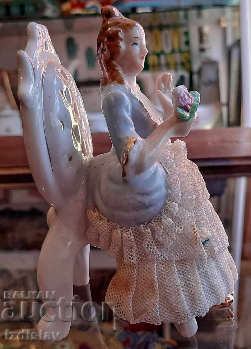 Стара порцеланова фигура,маркирана - 6