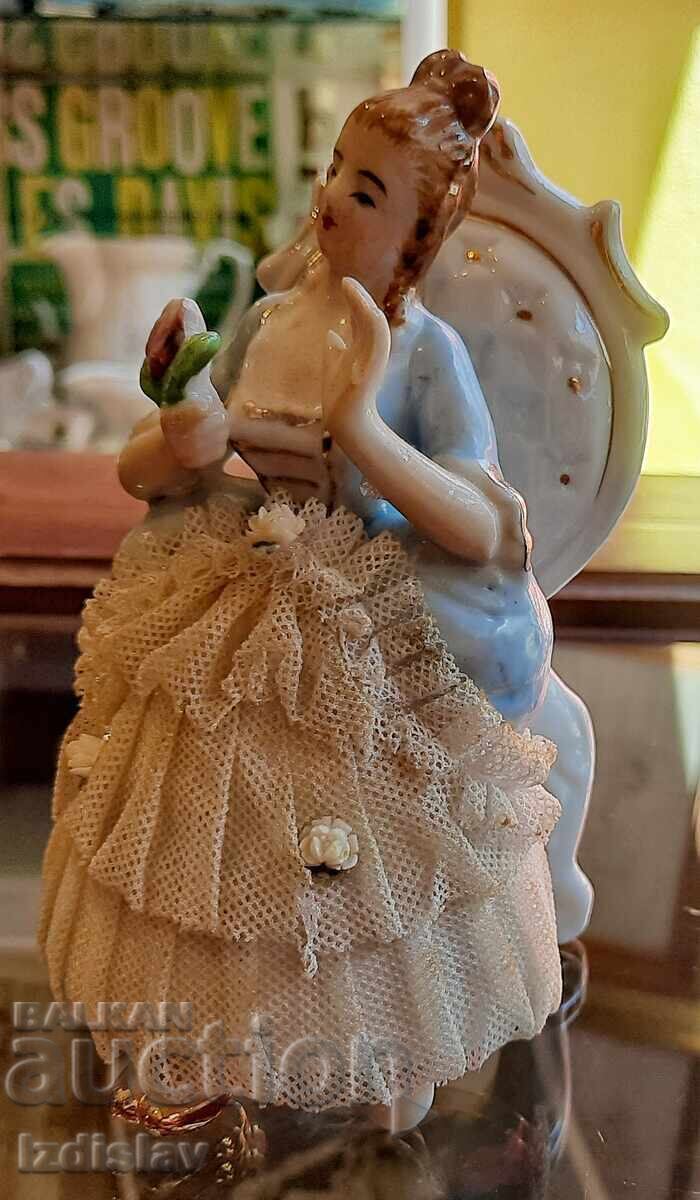Стара порцеланова фигура,маркирана - 7