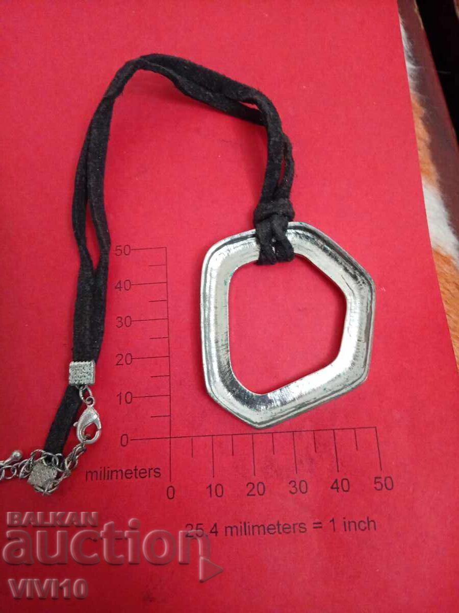 Colier vechi cu email cu preț € 20.45 | 40.00 BGN