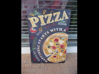 Placă metalică mâncare pizza sos de roșii mozzarella ciuperci gustoasă