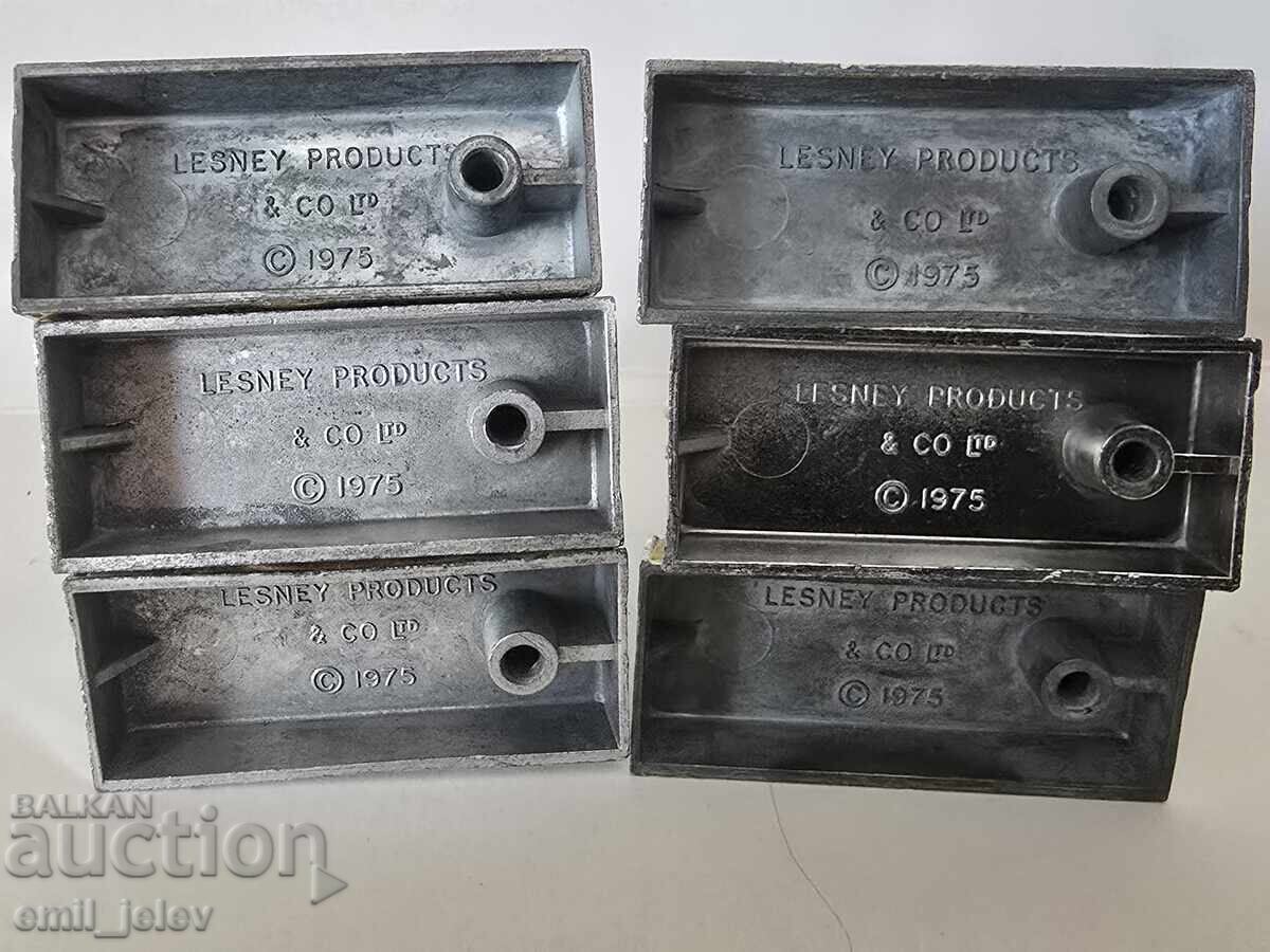 Delivery of MATCHBOX LESNEY - 2 metal emblems - St. George