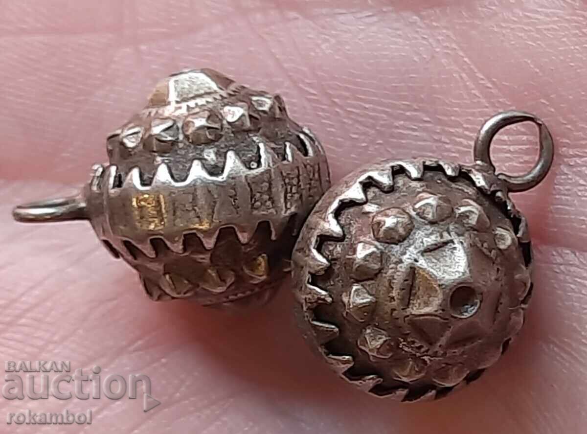 Două mărgele etnografice de argint pentru ciucure, mătănii Două mărgele etnografice de argint pentru ciucure, mătănii
