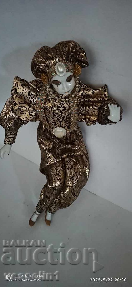 Păpușă venețiană din porțelan Arlechino, lucrată manual cu preț 68.00 BGN | € 34.77