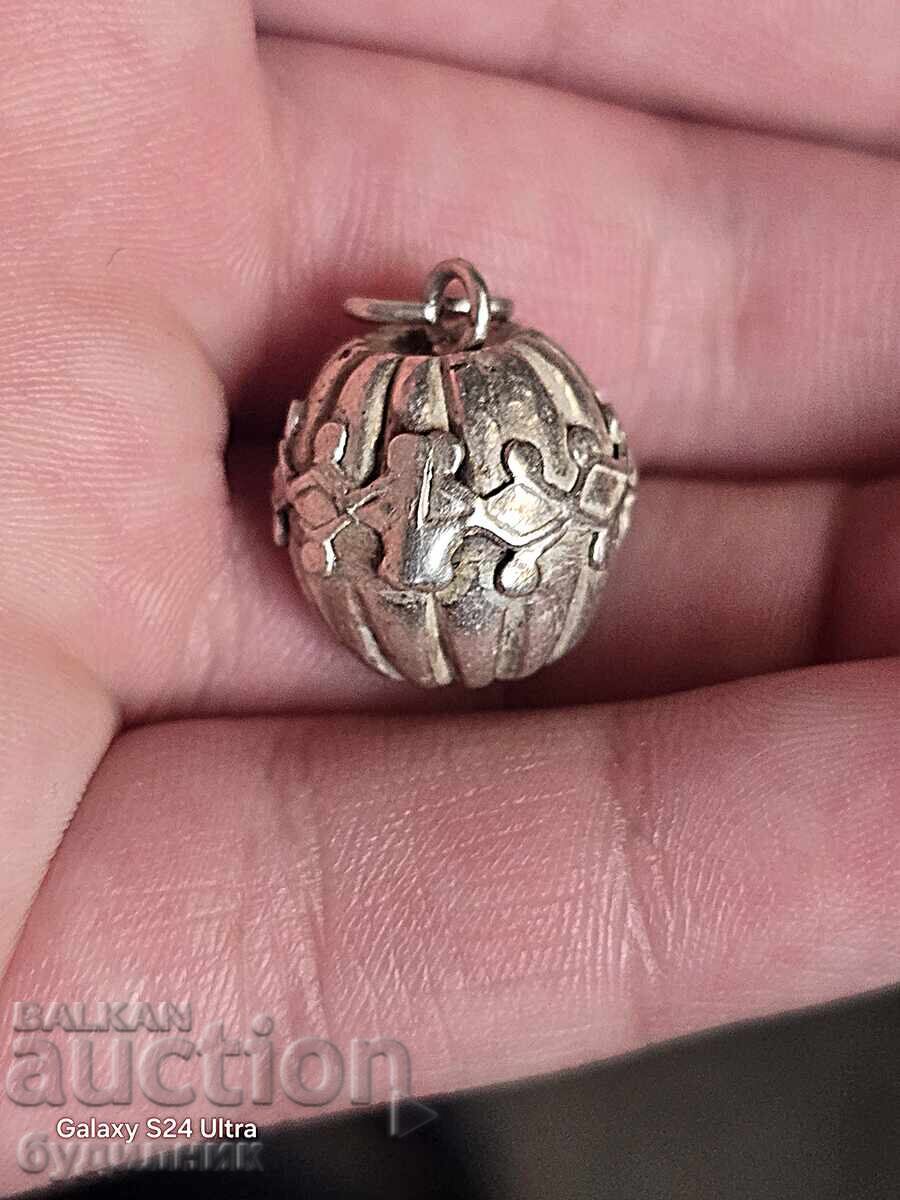 Silver pendant. I'm listing over 100 Auctions. Take a look and bid Silver pendant. I'm listing over 100 Auctions. Take a look and bid