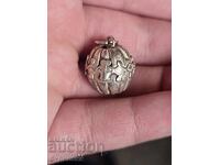 Silver pendant. I'm listing over 100 Auctions. Take a look and bid