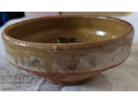 Oală veche din ceramică