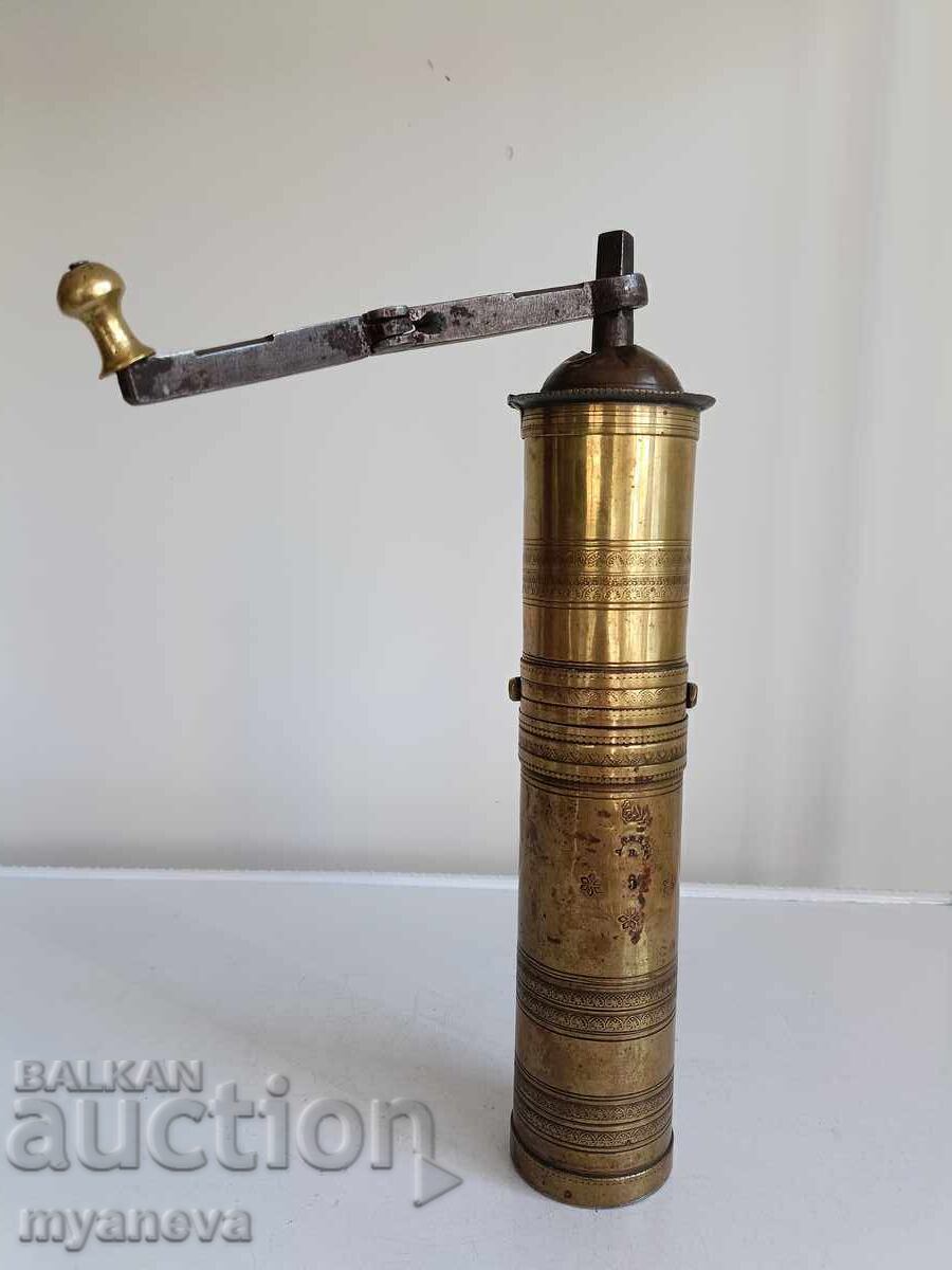 Moară de cafea și condimente turcească, metalică, veche cu preț € 30.68 | 60.01 BGN Moară de cafea și condimente turcească, metalică, veche cu preț € 30.68 | 60.01 BGN