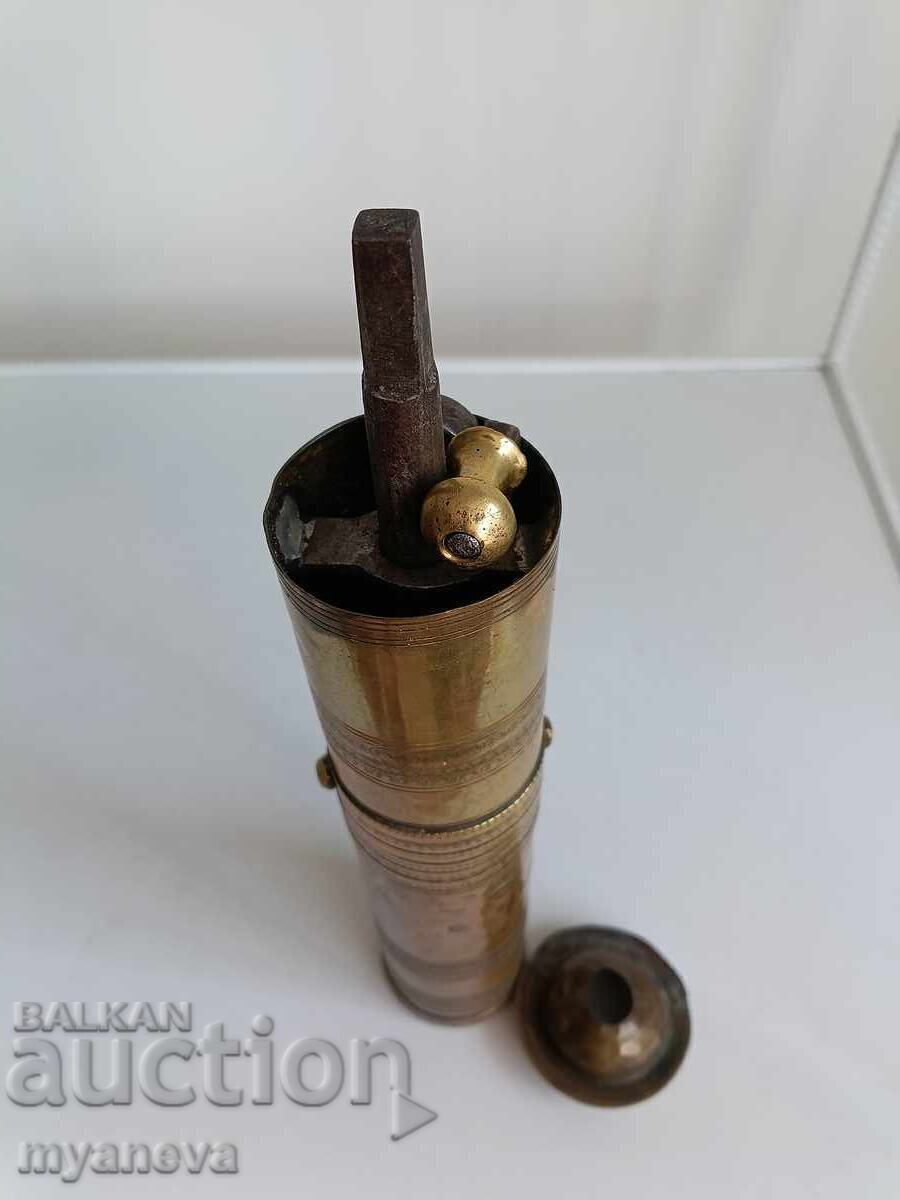 Moară de cafea și condimente turcească, metalică, veche - 5 Moară de cafea și condimente turcească, metalică, veche - 5