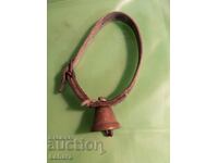 Bell, chan, clapper cu o curea de piele