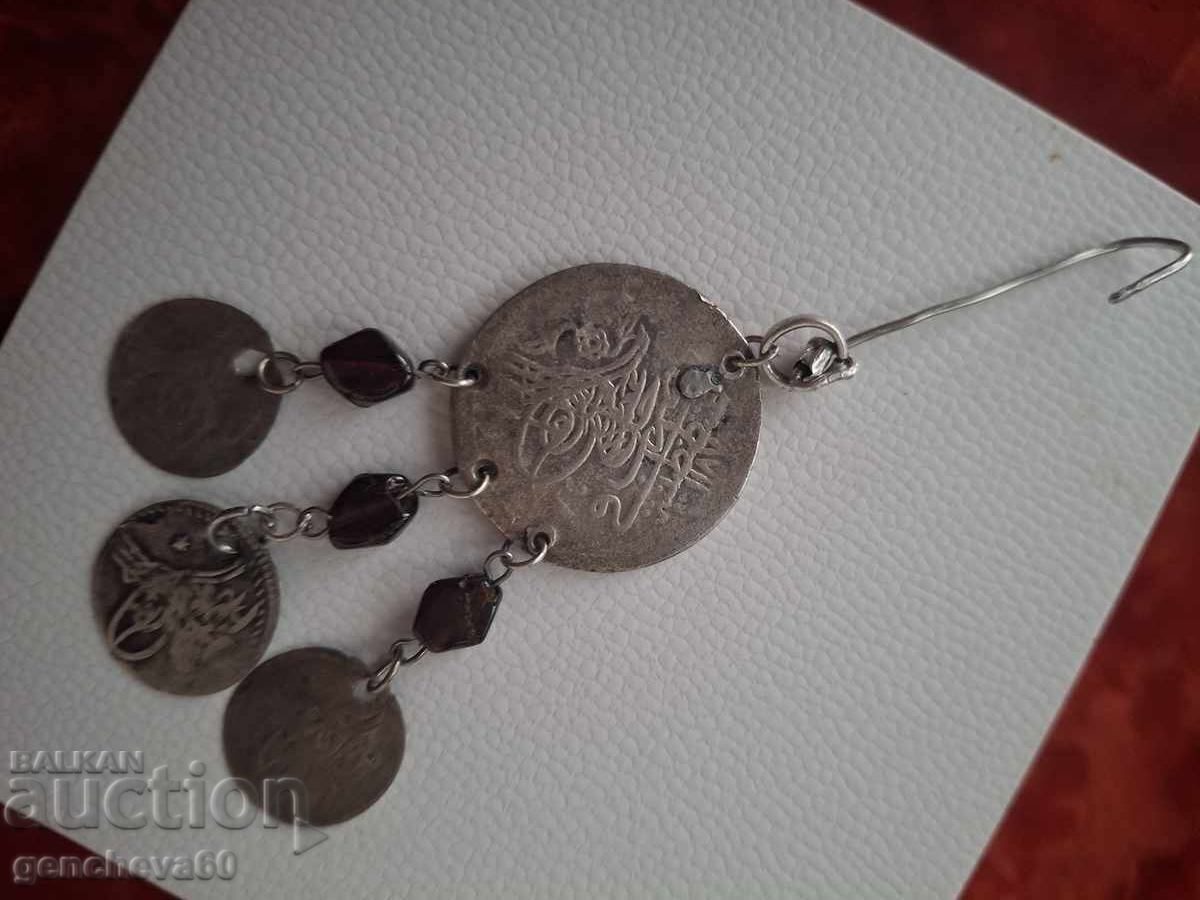 Delivery of Revival-era jewelry, trembling brooch with coins