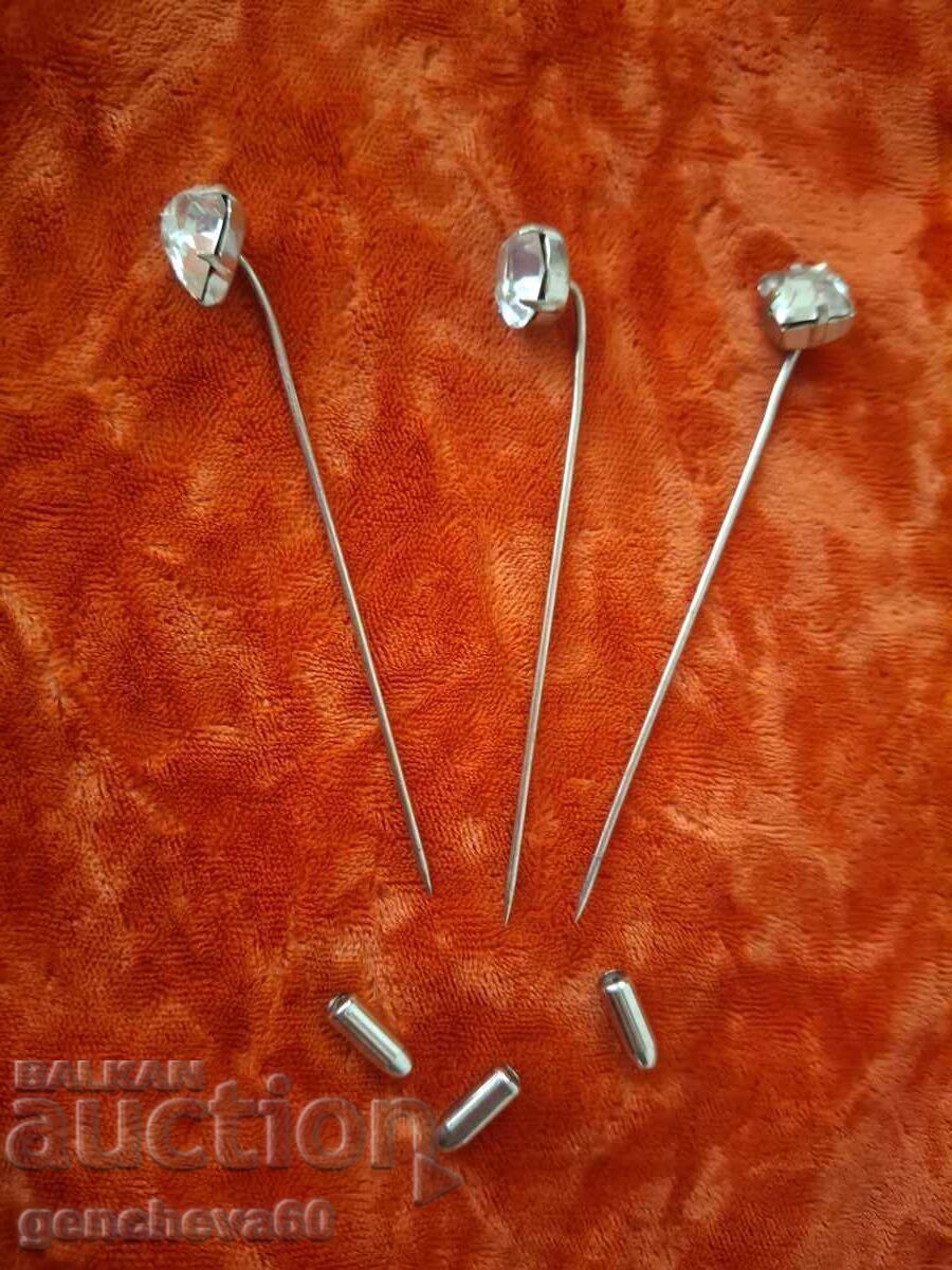 Ace de broșă cu pietre Swarovski - trei bucăți cu preț € 7.00 | 13.69 BGN Ace de broșă cu pietre Swarovski - trei bucăți cu preț € 7.00 | 13.69 BGN