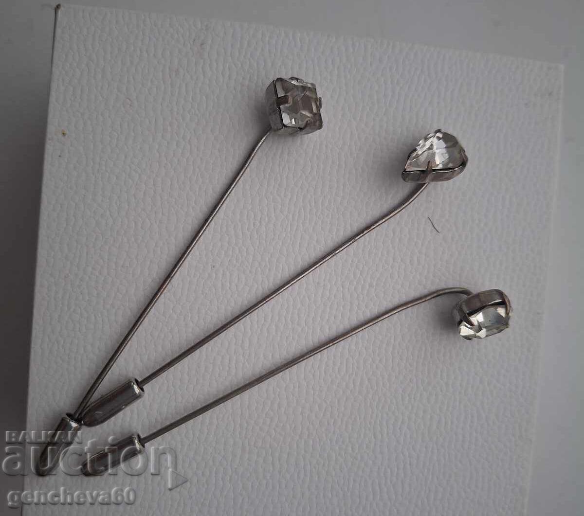 Licitație Ace de broșă cu pietre Swarovski - trei bucăți Licitație Ace de broșă cu pietre Swarovski - trei bucăți