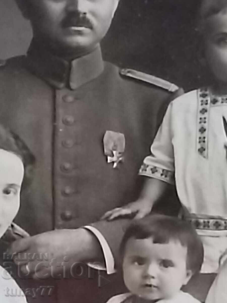 Licitație RAMĂ FOTO Familie de militari Insignă Medalie