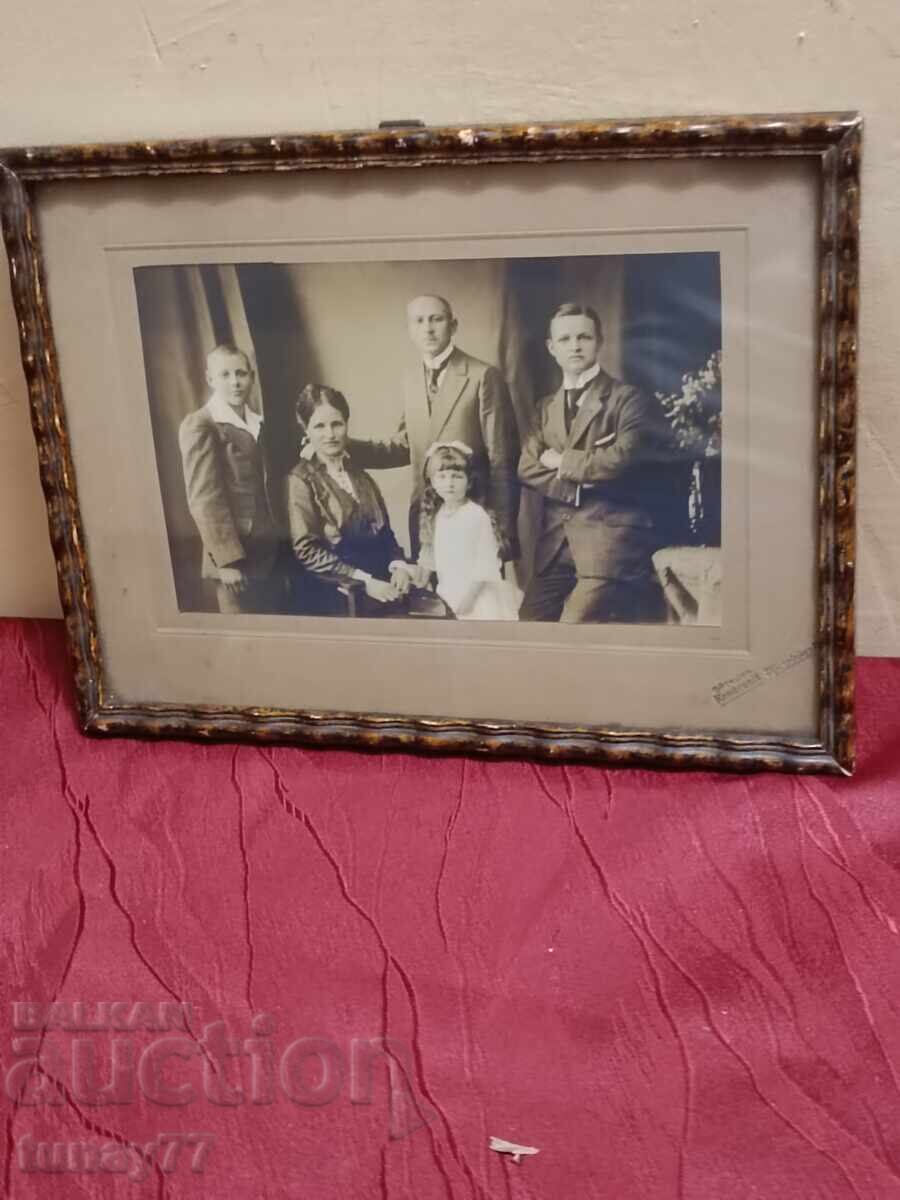 Delivery of OLD family photo, family marked