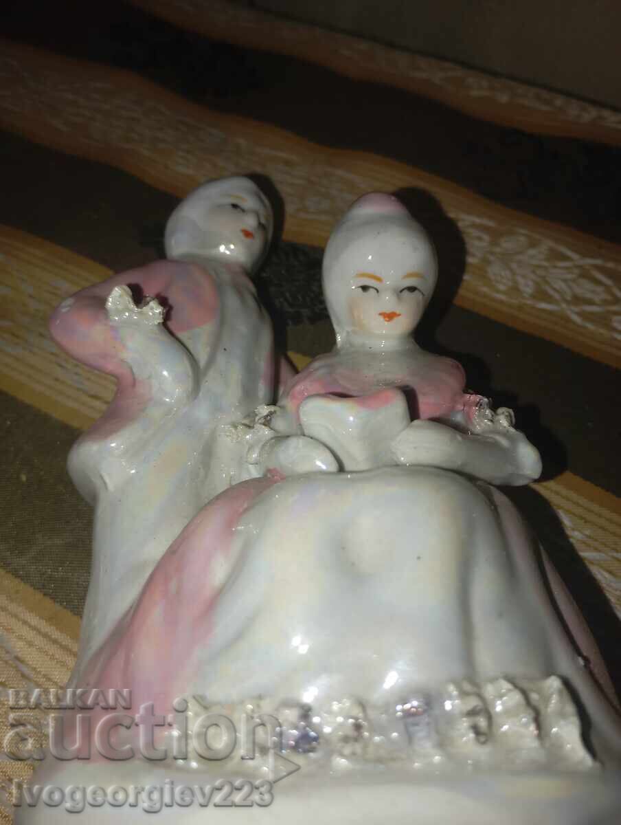 Figurină din porțelan cu preț 12.00 BGN | € 6.14 Figurină din porțelan cu preț 12.00 BGN | € 6.14