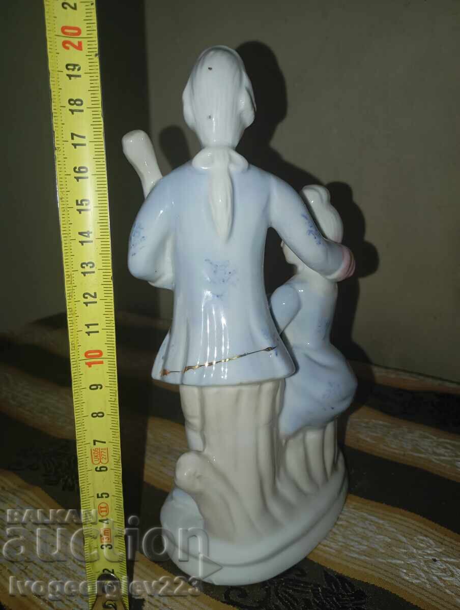 Figurină din porțelan cu preț 12.00 BGN | € 6.14 Figurină din porțelan cu preț 12.00 BGN | € 6.14