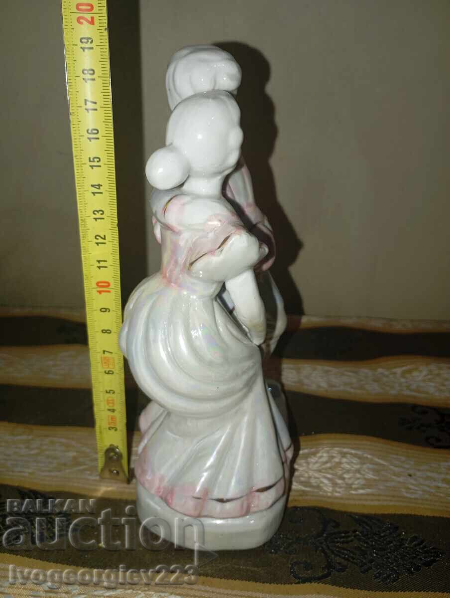 Figurină din porțelan cu preț 12.00 BGN | € 6.14 Figurină din porțelan cu preț 12.00 BGN | € 6.14