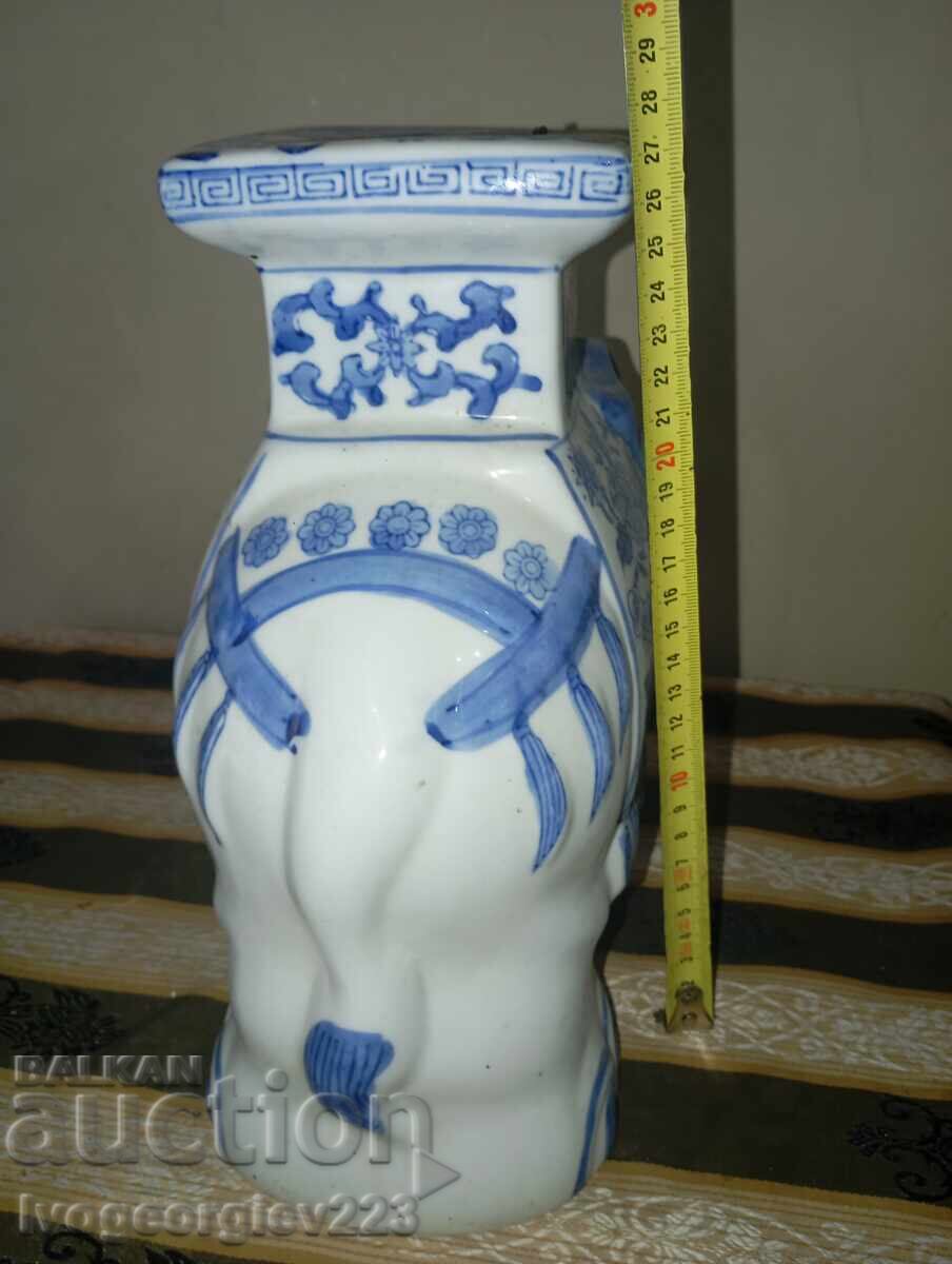 Порцеланова поставка за саксия с цена 80.00 лв. | € 40.90