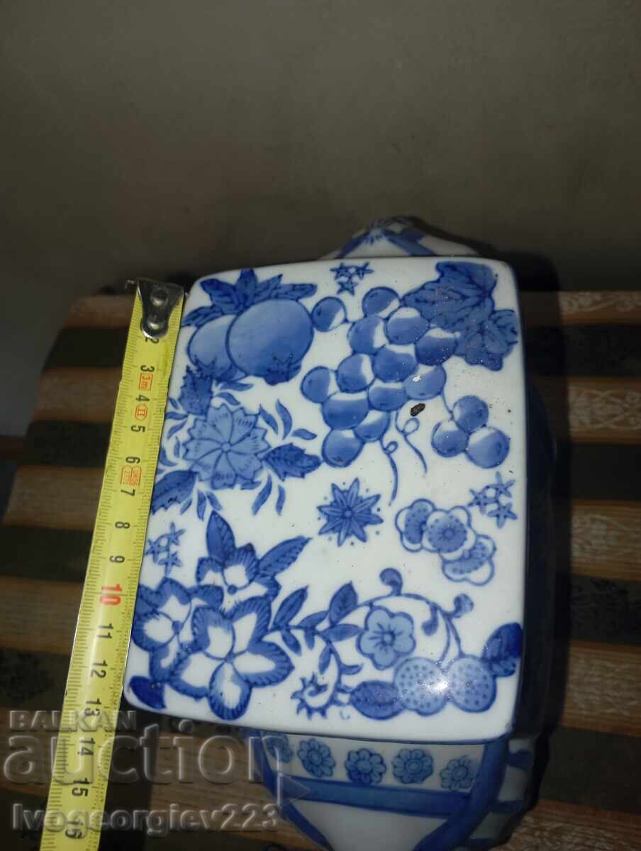 Аукцион Порцеланова поставка за саксия