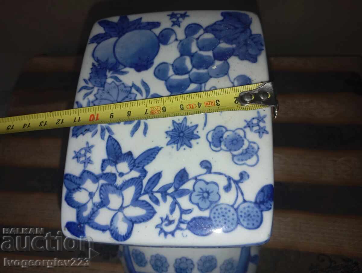 Доставка на Порцеланова поставка за саксия