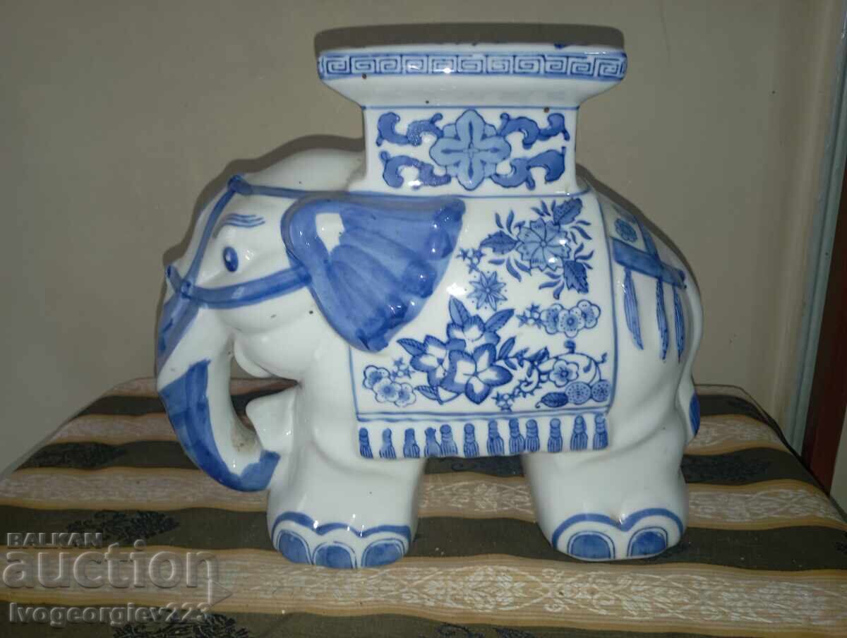 Порцеланова поставка за саксия