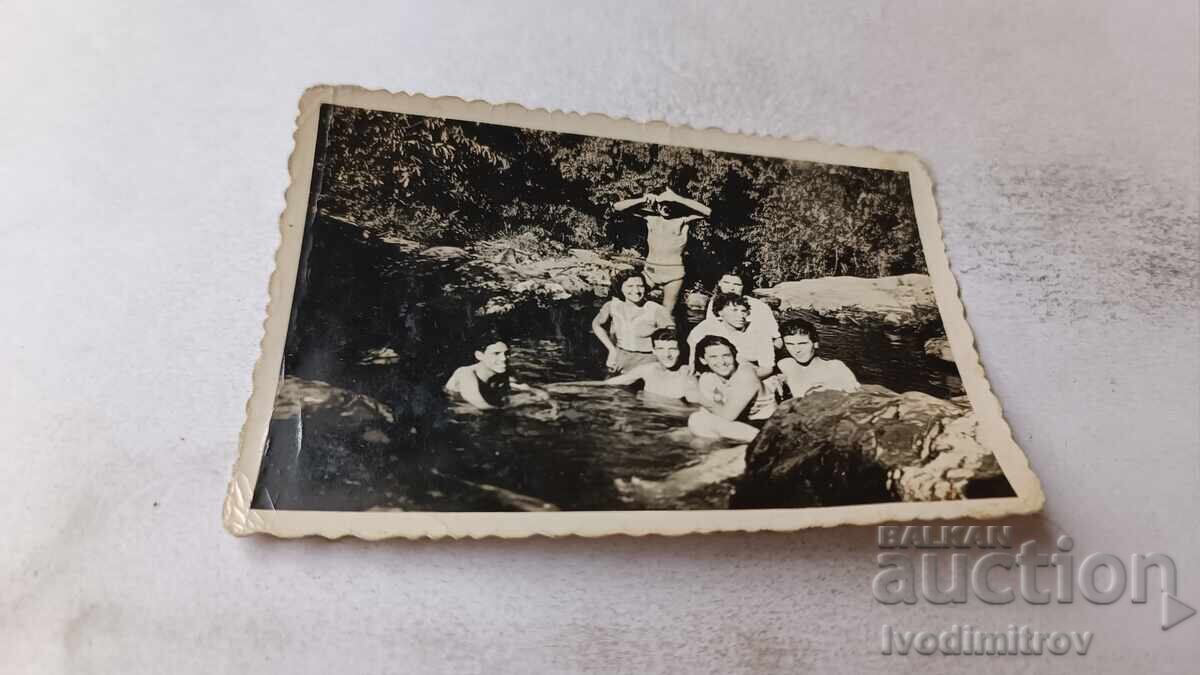 Φωτογραφία Νέων και κοριτσιών που κολυμπούν σε ρυάκι