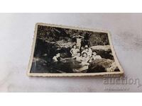 Φωτογραφία Νέων και κοριτσιών που κολυμπούν σε ρυάκι