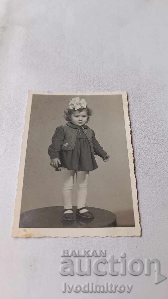 Φωτογραφία Μικρό κοριτσάκι πάνω σε στρογγυλό τραπεζάκι Φωτογραφία Μικρό κοριτσάκι πάνω σε στρογγυλό τραπεζάκι