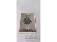 Fotografie Fetiță mică urcată pe măsuță rotundă