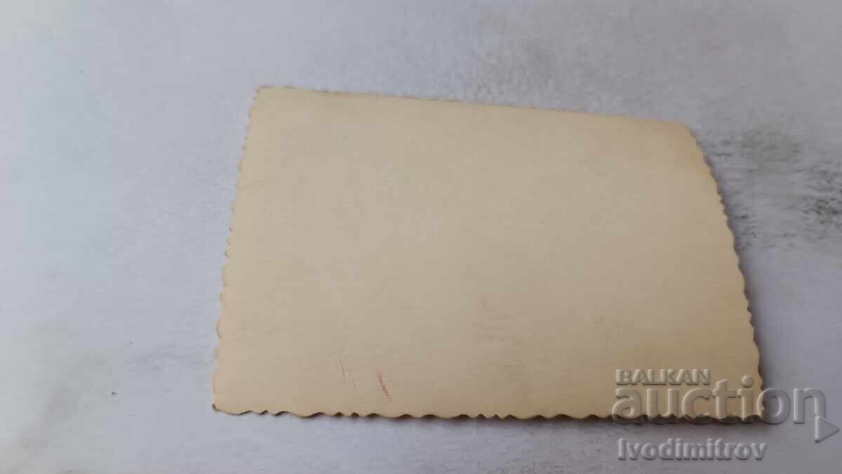 Fotografie Sănii Vechi din Lemn, Făcută Manual, și Câine Negru cu preț 2.65 BGN | € 1.35 Fotografie Sănii Vechi din Lemn, Făcută Manual, și Câine Negru cu preț 2.65 BGN | € 1.35