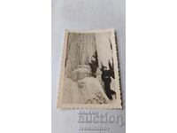 Φωτογραφία Δύο ανδρών δίπλα σε παγωμένο καταρράκτη