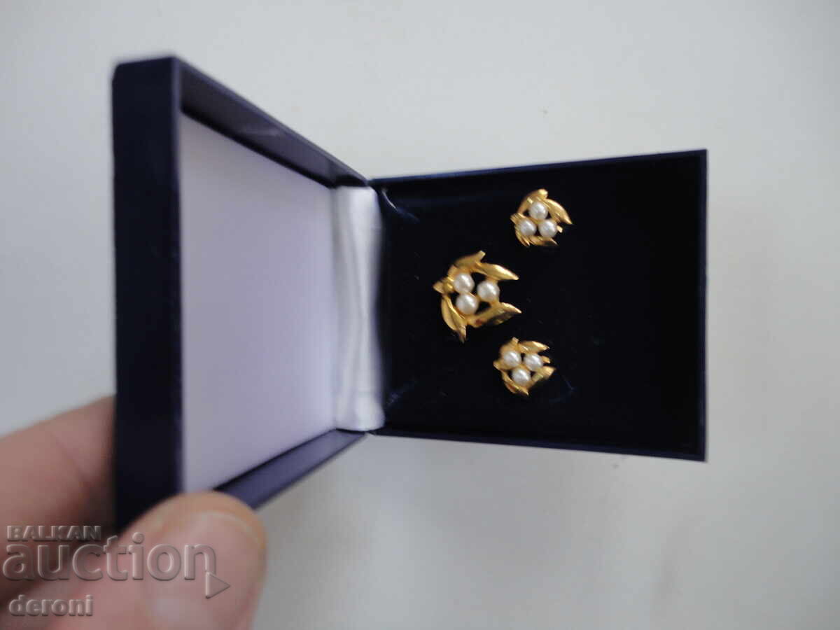 Gold-plated earring set with pearls and brooch with price 15.00 BGN | € 7.67