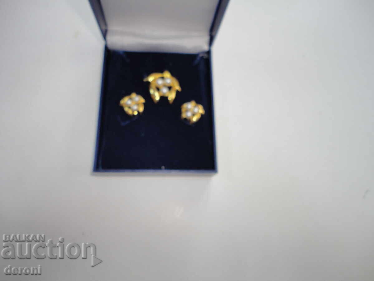 Auction  Gold-plated earring set with pearls and brooch