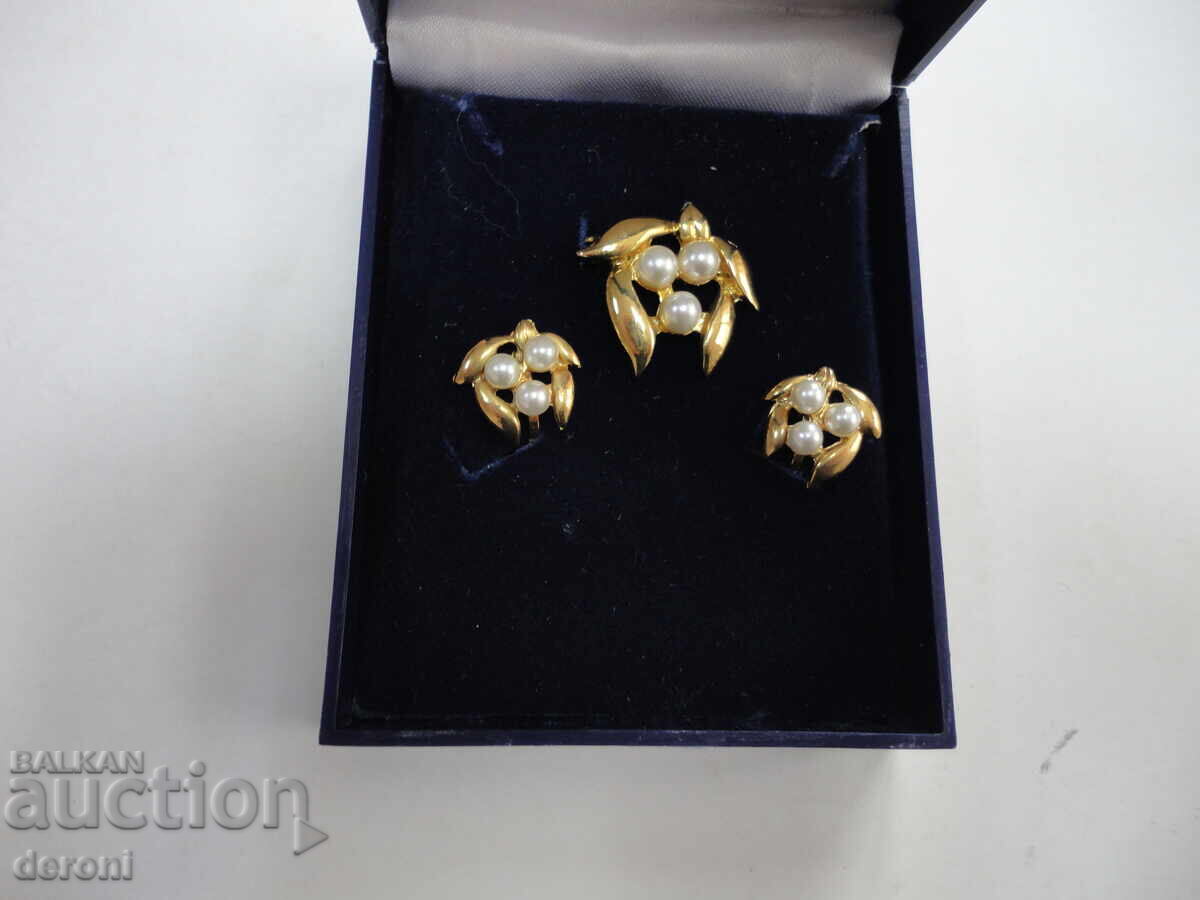 Gold-plated earring set with pearls and brooch